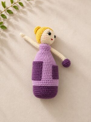 El Örgüsü Mor Elbiseli Amigurumi Bebek